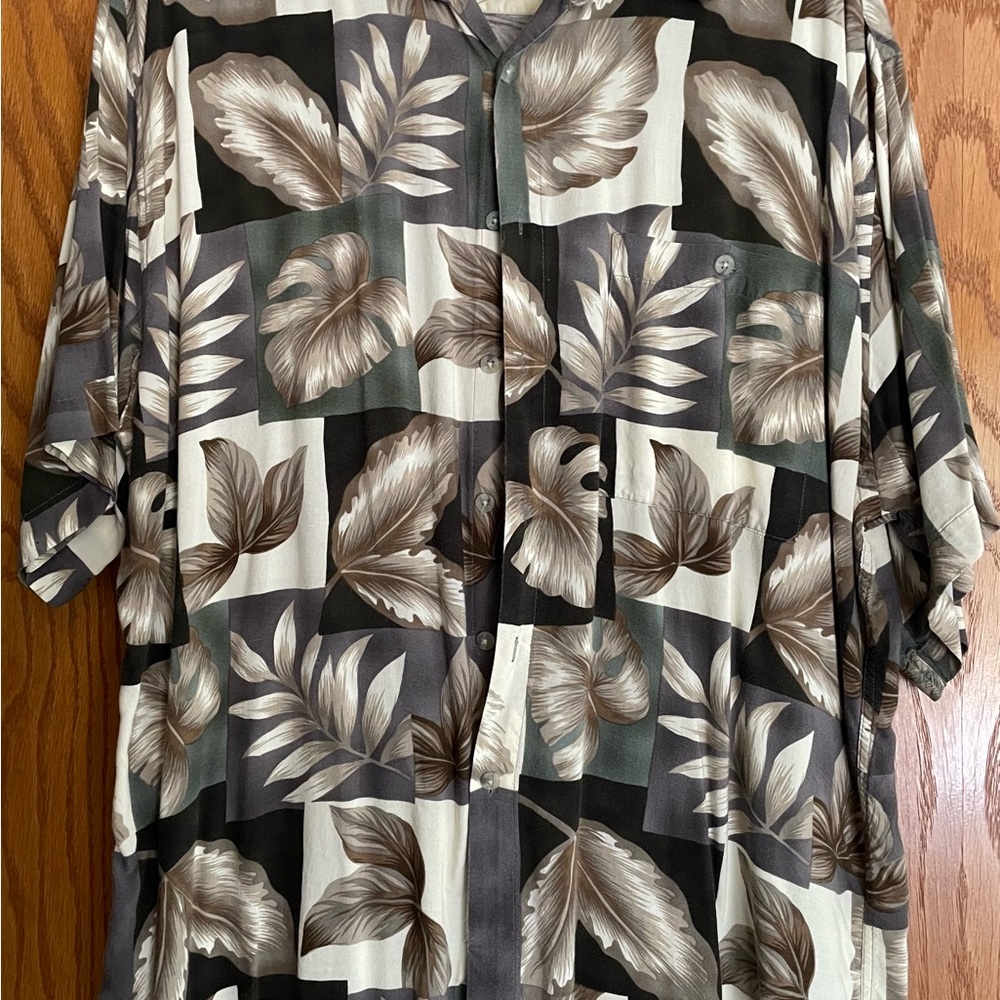 Pierre Cardin Hawaiian Print Black and Gray Casual Button Down Shirt!
